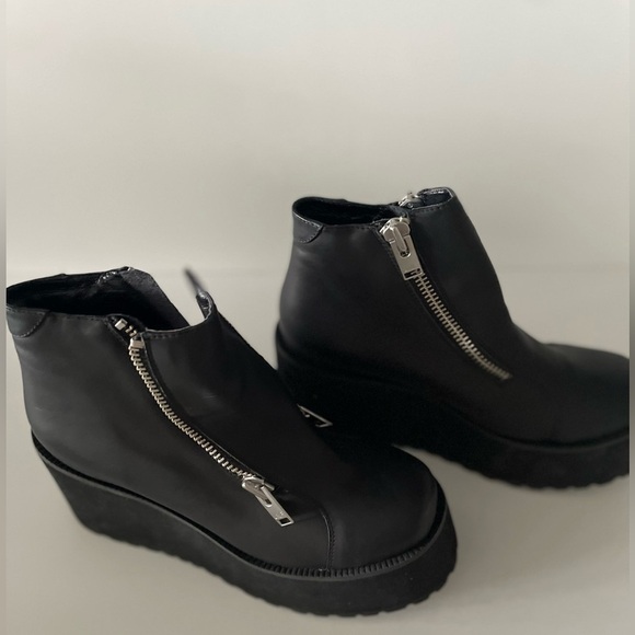 UNIF Daria 
•Black Platform
•Ankle Boots 
•Size 9
•100% leather upper
•zippers - Picture 5 of 11